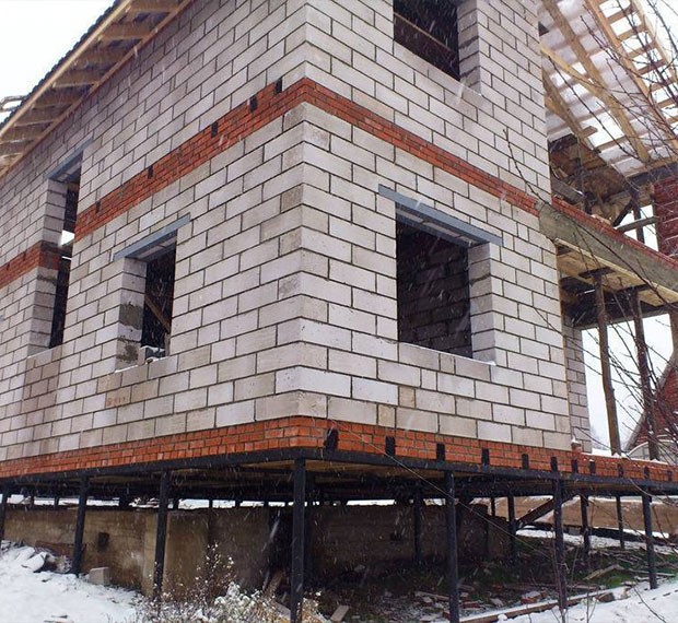 Монтаж свайно-винтового фундамента под дом из пеноблока в Дмитрове